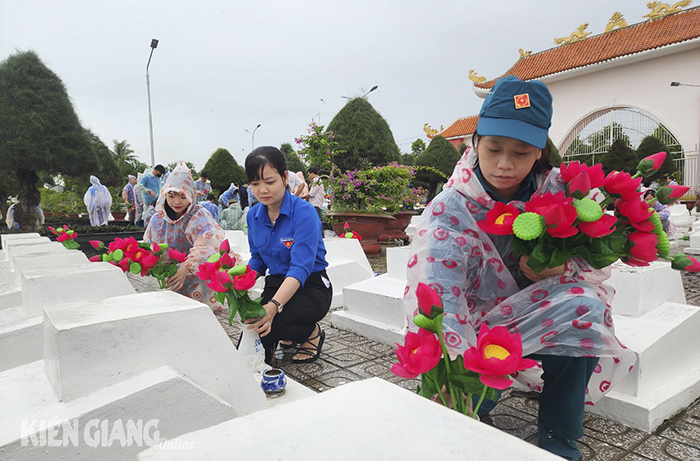 Thay mới 1.600 cụm hoa sen ở Nghĩa trang Liệt sĩ huyện Giồng Riềng